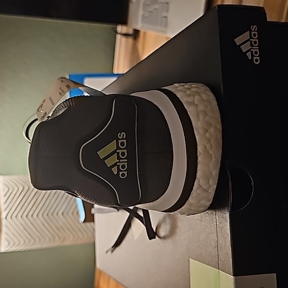 Adidas shoez - Picture 3 of 4